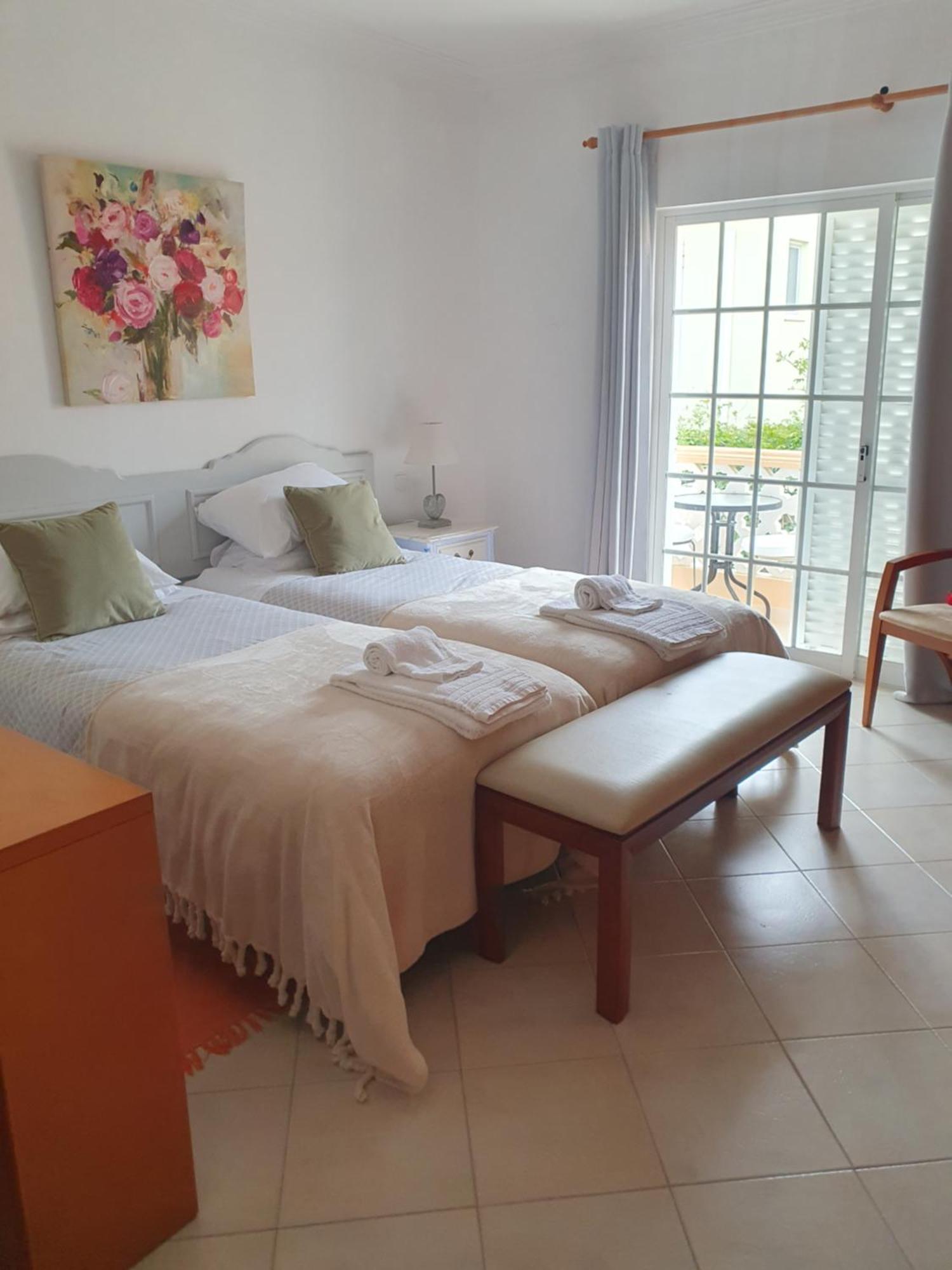 Vila Apartamentos Estrela Lagos Szoba fotó